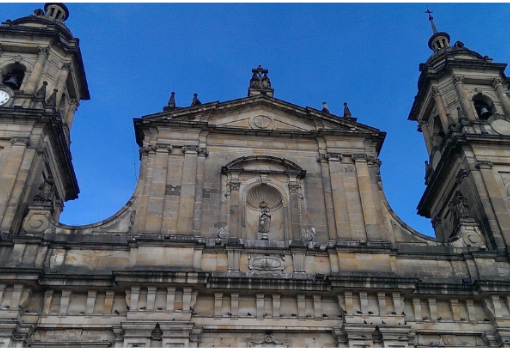 Muy cerca del Museo del Oro se puede sentir el ambiente de la ciudad y descubrir sus edificios más emblemáticos