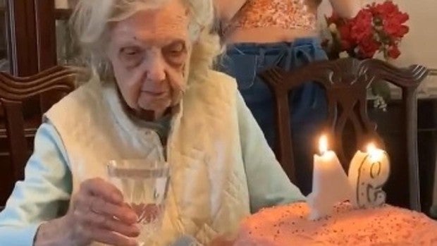 La reacción viral de una anciana el día de su cumpleaños: «Espero que sea el último»