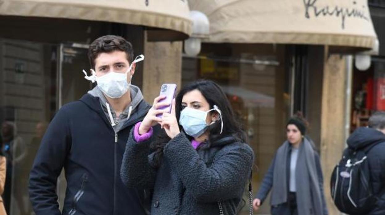 Turistas con mascarillas en Florencia por el coronavirus