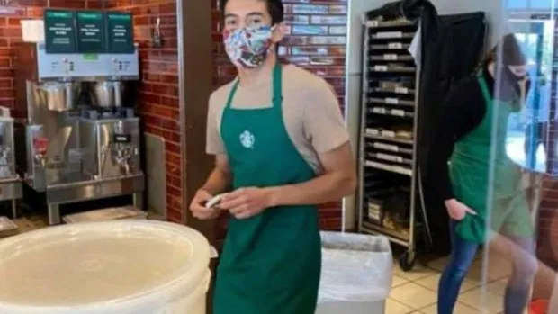 La mujer que se negó a usar mascarilla en Starbucks exige parte del dinero que ganó el empleado al que humilló