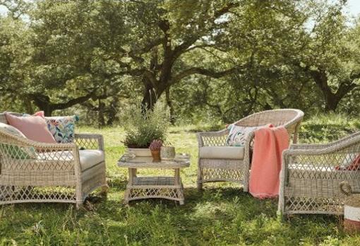 Escoge muebles en color natural para conseguir una terraza sencilla y acogedora