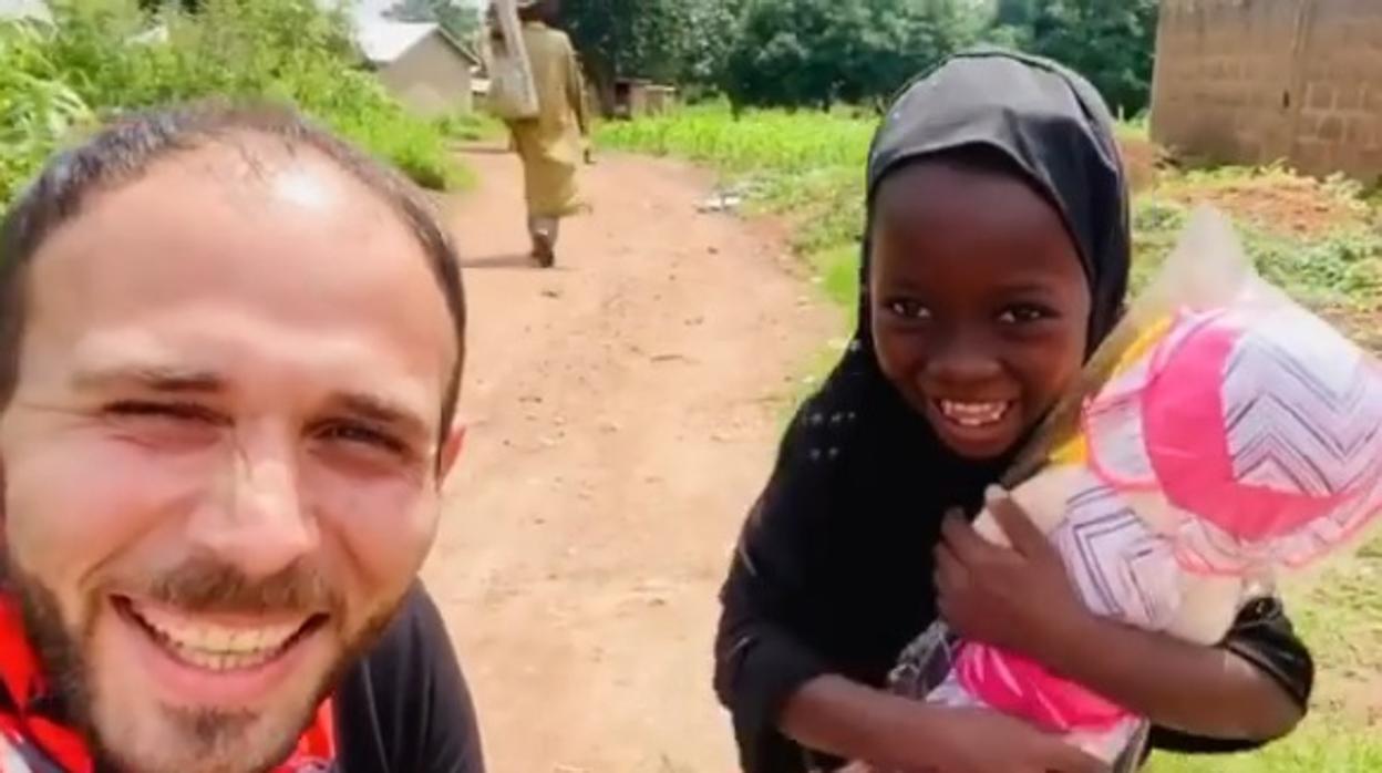 Aunque la pequeña se asustó al principio, luego no pudo contener la sonrisa