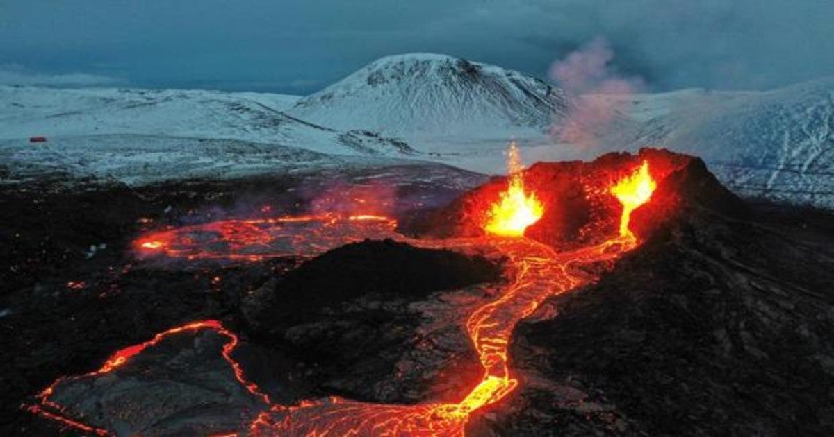 Vídeo: Un dron desciende por el cráter de un volcán en erupción y graba hasta fundirse