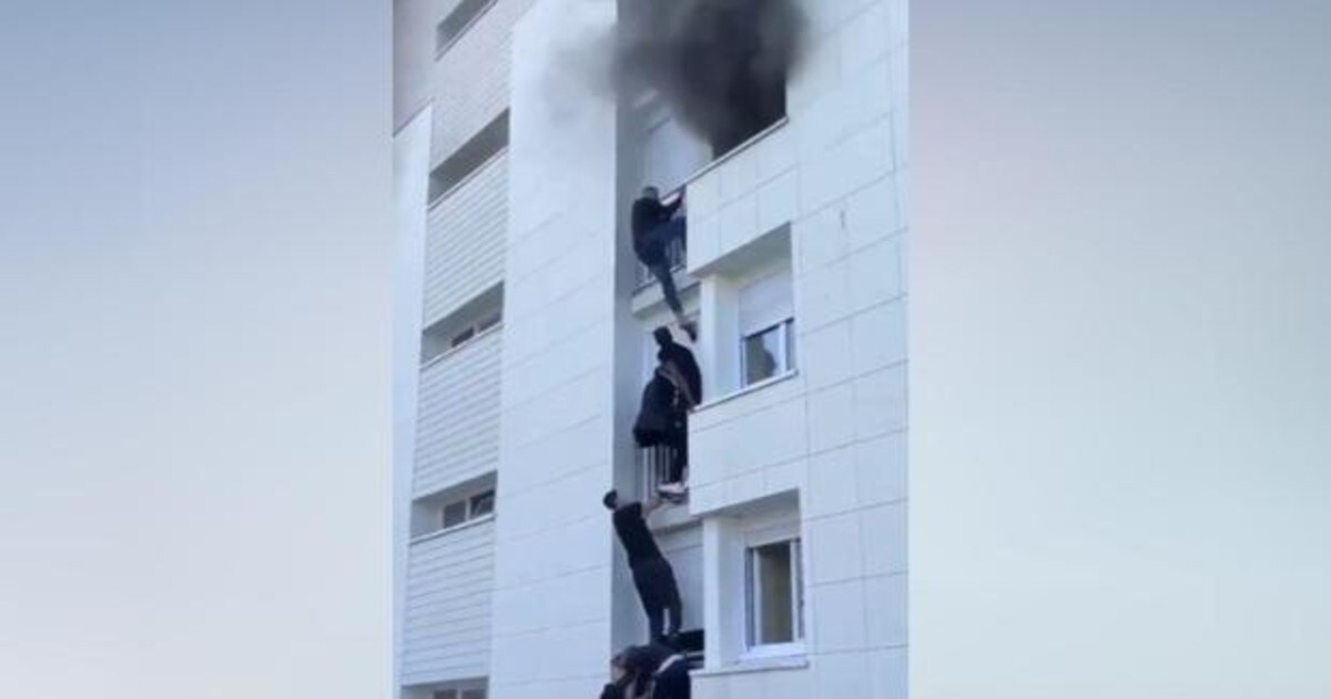 Un grupo jóvenes escala un edificio para salvar a una pareja y a su bebé de seis meses de un incendio