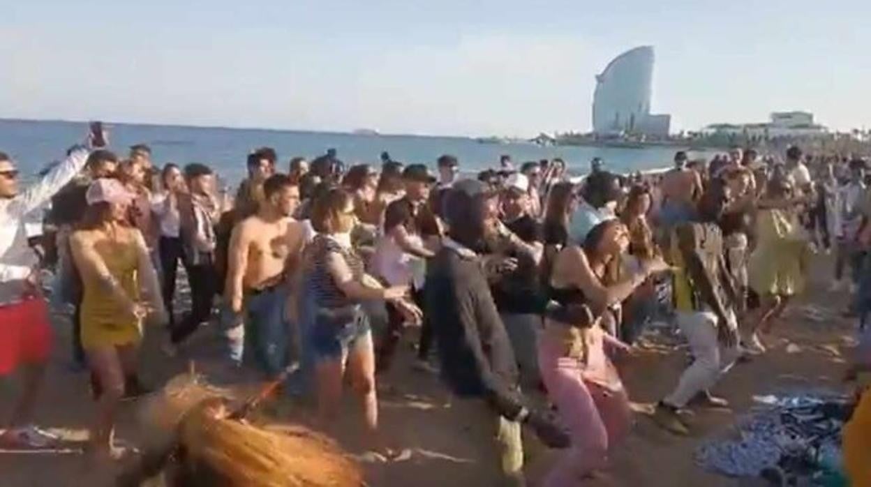 Decenas de jóvenes, en la Barceloneta