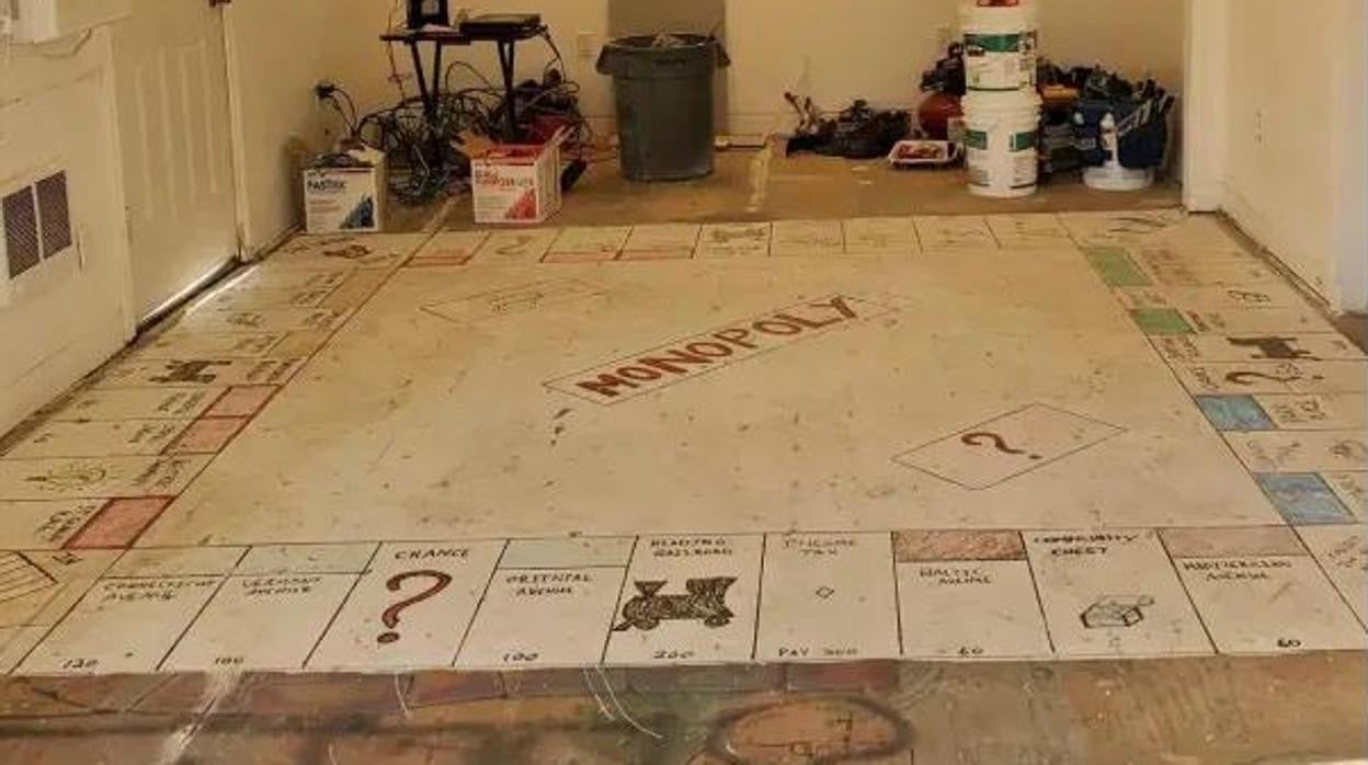 Tablero de monopoly encontrado bajo una alfombra