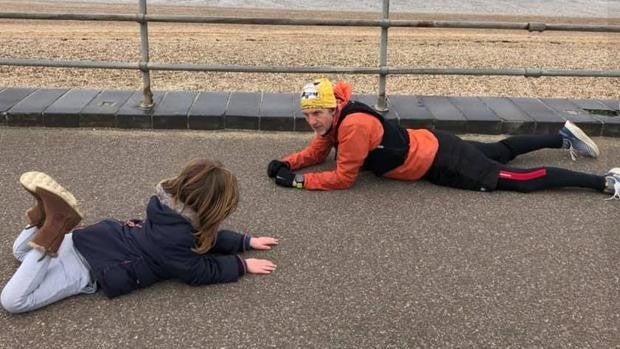 El aplaudido gesto de un corredor para calmar a un niño con autismo