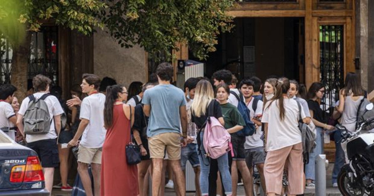 Denuncia a un instituto de Tenerife por expulsar cuatro veces a una niña de 14 años por llevar un &#039;top&#039; a clase