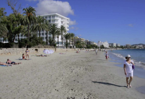 La Playa d’en Bossa combina espacios muy animados con otros más tranquilos y sin música