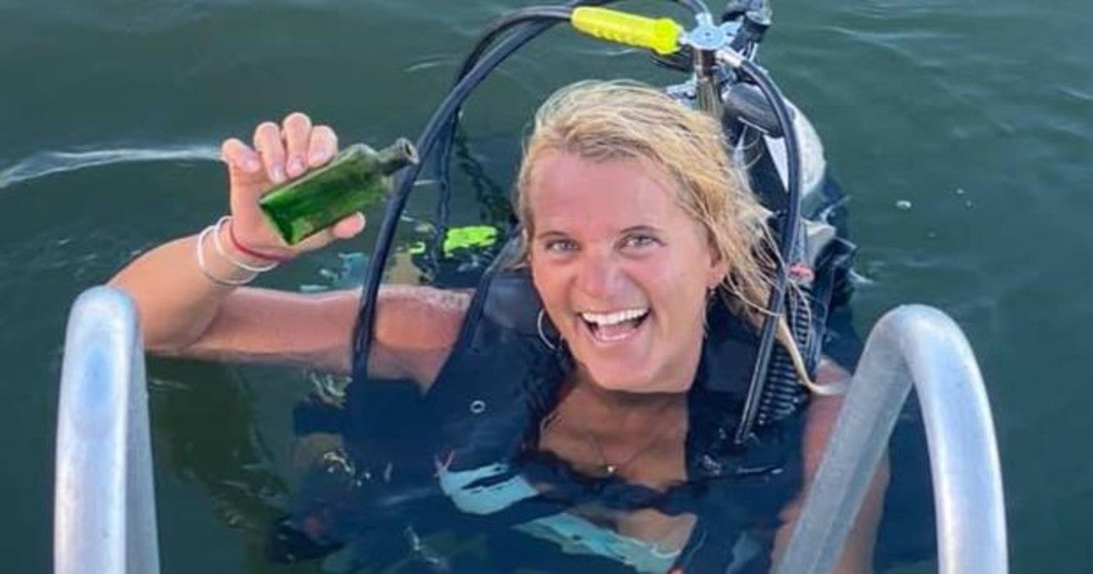 Jennifer Dowker junto a la botella que tiraron hace más de 90 años