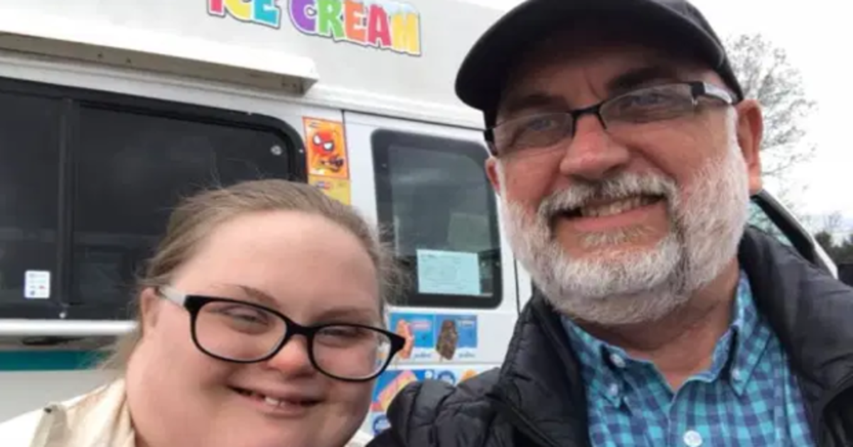 Un hombre compra un puesto de helados para que sus dos hijos con síndrome de Down tengan trabajo