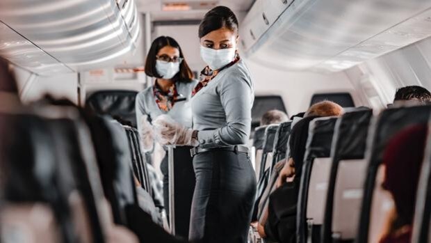 Una aerolínea pone fin a los tacones y a las faldas en sus azafatas: «La mujer ha cambiado»