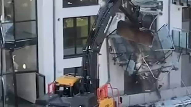 Un constructor destruye un edificio nuevo porque no le pagaron lo que le debían