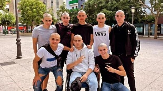 Un grupo de amigos de Navarra se rapa la cabeza para apoyar a uno de ellos que tiene cáncer