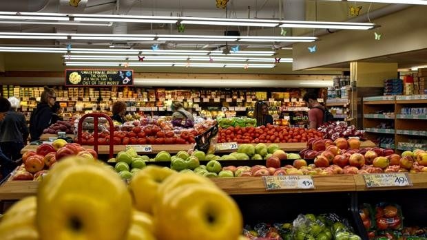 Una mujer se graba lamiendo los objetos de un supermercado para demostrar que «los gérmenes crean defensas»