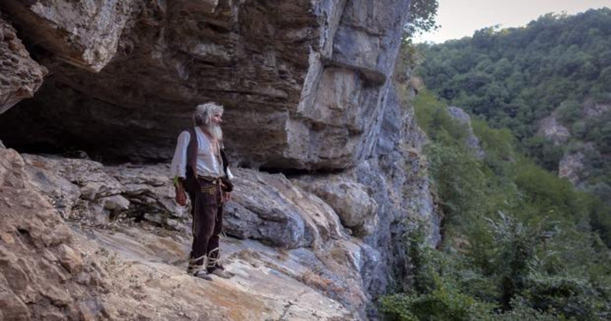 Panta Petrovic se aísla en una cueva desde hace 20 años