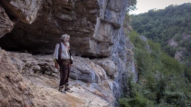 Un hombre de 70 años dona todo su dinero y se aísla en una cueva: «Aquí nadie me molesta»