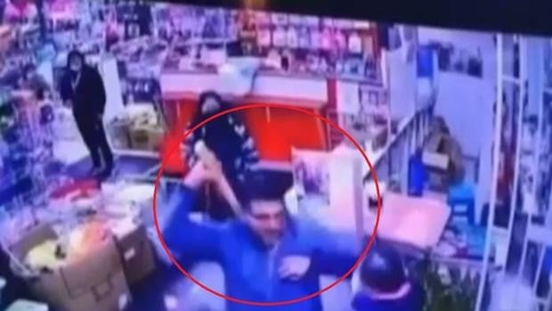 El trabajador de una tienda le corta la mano a un hombre que le amenazó con un hacha