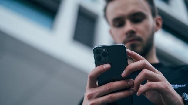 Un ladrón roba el móvil de un periodista sin darse cuenta de que estaba transmitiendo en directo