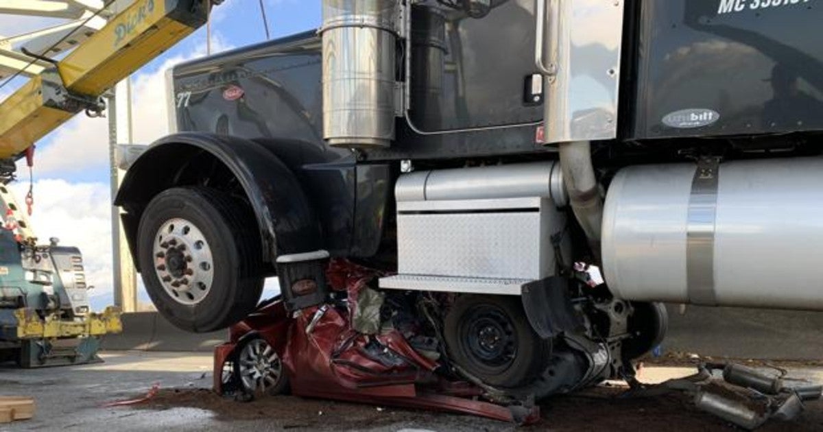 El coche quedó aplastado bajo el camión