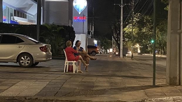 La conmovedora imagen de una madre celebrando la Navidad en el lugar donde murió su hijo hace 22 años