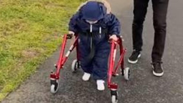 El emocionante vídeo de un niño con parálisis cerebral que camina por primera vez gracias a un andador