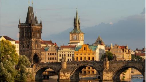 El Puente de Carlos es uno de los lugares más visitados de Praga, especialmente al atardecer