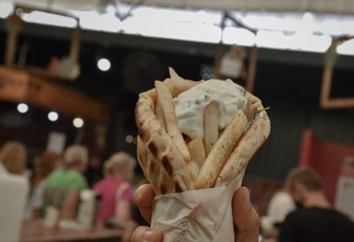 Gyros es uno de los bocadillos típicos de Atenas y puede disfrutarse con muy poco dinero.