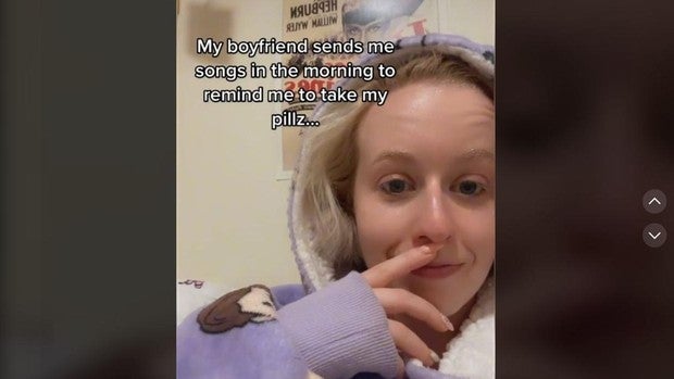 Un chico se hace viral por las canciones que manda a su novia cada mañana para recordarle su medicación
