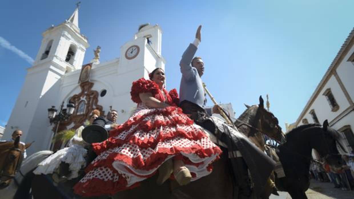 El hermano mayor de la Matriz de Almonte, José María Acosta, con su esposa en la parroquia de la Asunción