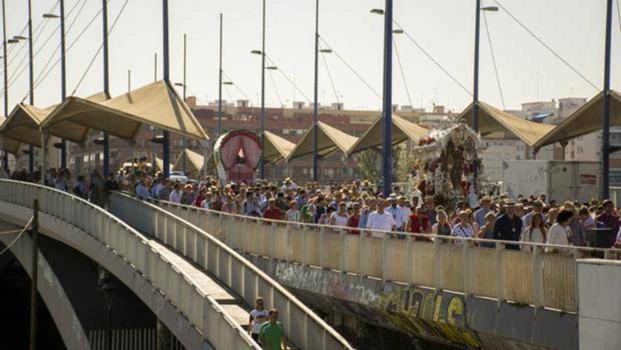 La hermandad de la Macarena a su paso por el puente del Cristo de la Expiración