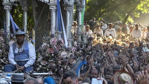 Peregrinos de Huelva y su Simpecado cruzando La Charca