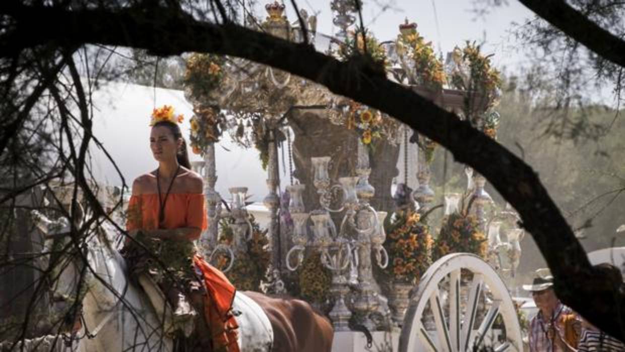 Una romera a caballo de la Hermandad de Puebla del Rio (Sevilla)