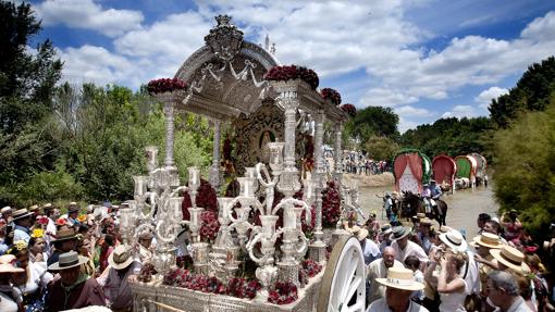 La carreta del Simpecado de Sevilla cruzando el Vado de Quema