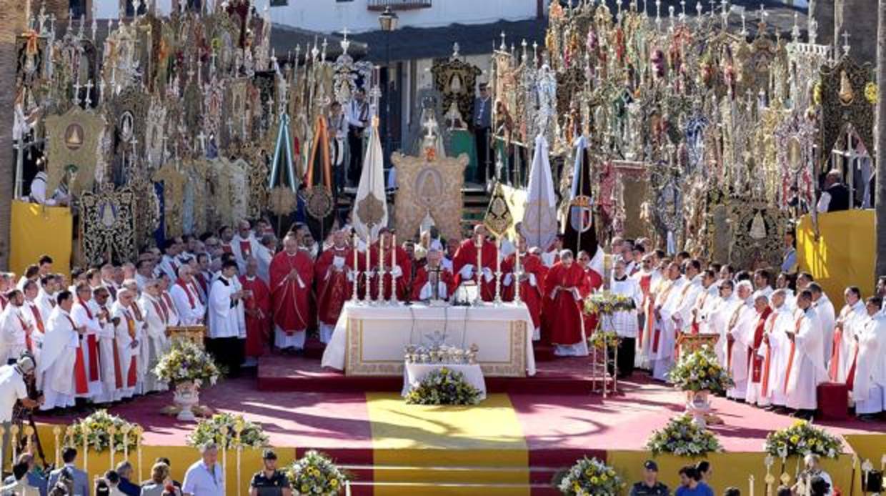 Misa Pontifical de Pentecostés celebrada este domingo en el Rocío