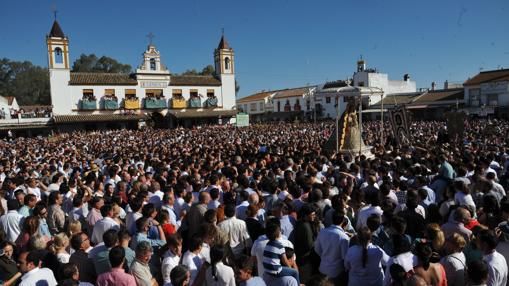 La Virgen del Rocío llegando a Gines