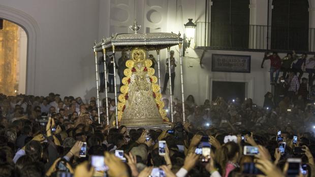 Los peregrinos fotografían a la Virgen del Rocío a su salida de la ermita para iniciar la procesión