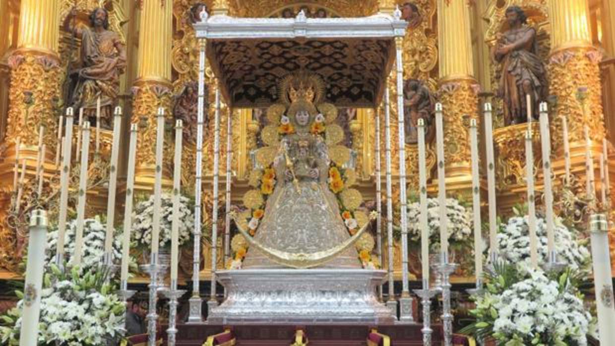 La Virgen del Rocío luce ya preparada para la celebración de la Romería del Rocío 2018