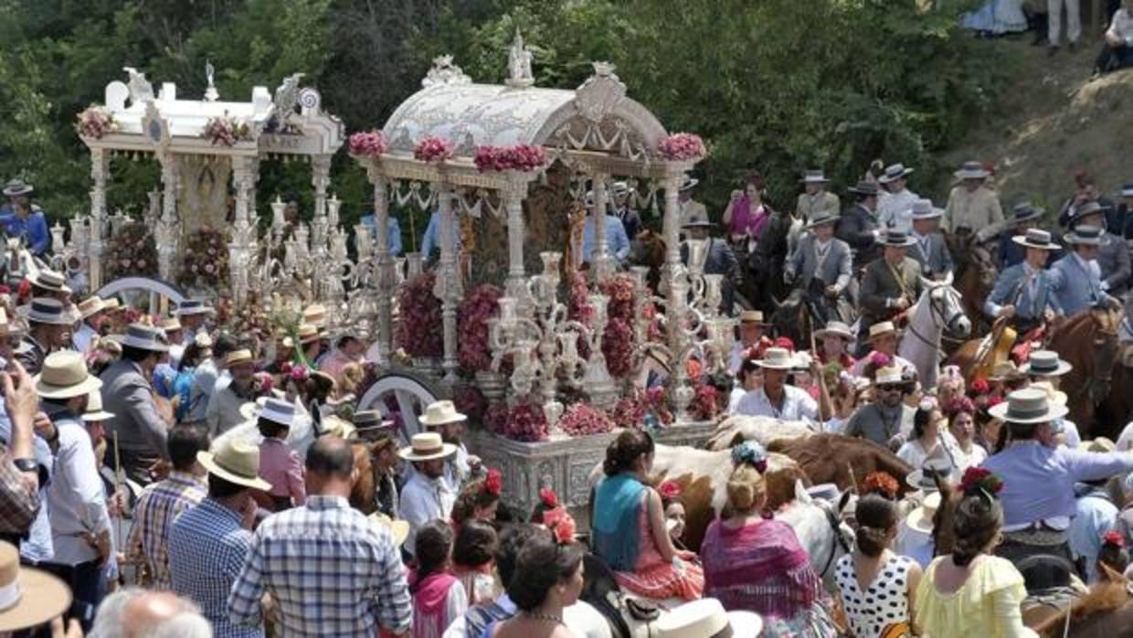 Paso de hermandades sevillanas por el Quema