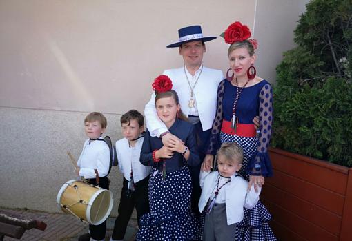 Miguel A. Tenorio, presidente de la Hdad. de San Sebastián de los Reyes con su familia rociera