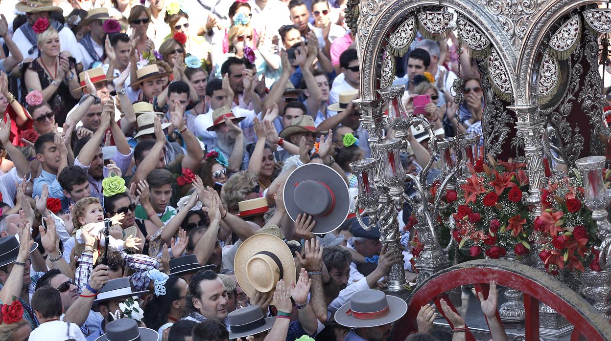 Momentos previos a la presentación de la hermandad de Villamanrique de la Condesa