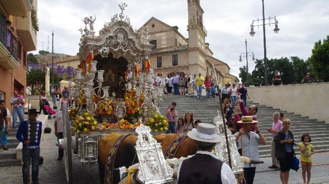 La carreta del simpecado de Málaga en el inicio de la romería hacia El Rocío