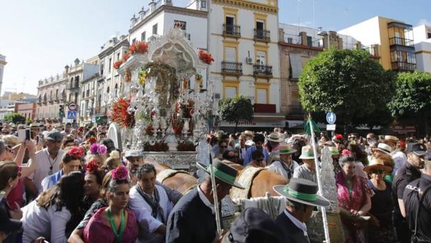 Así ha sido la salida de la hermandad del Rocío de Triana hacia la aldea