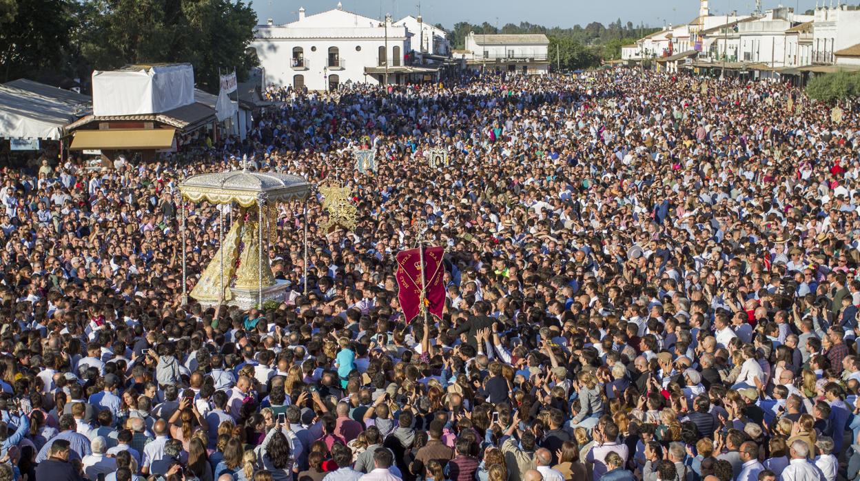 Procesión de la Virgen del Rocio por la Aldea de Almonte