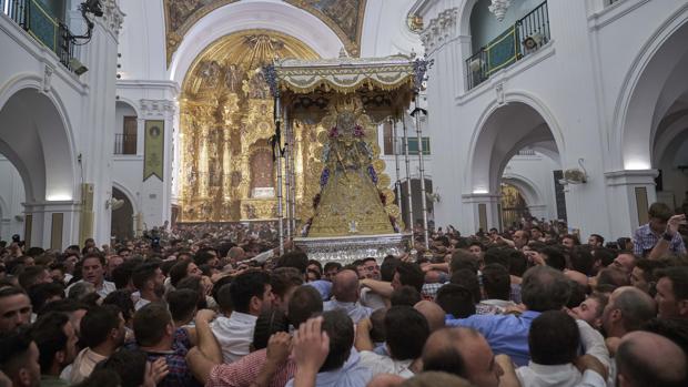 Los almonteños sucumben a horas de presión y nervios en el Santuario