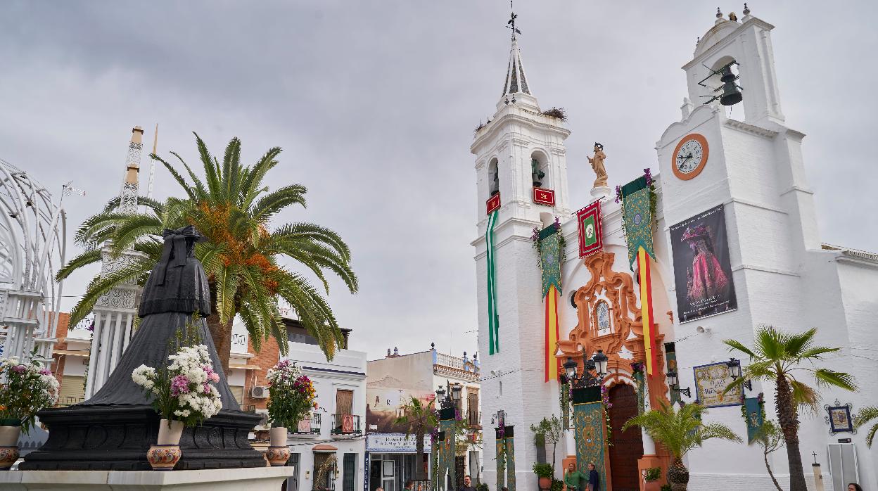 La Parroquia de la Asunción de Almonte engalanada para este atípico Pentecostés