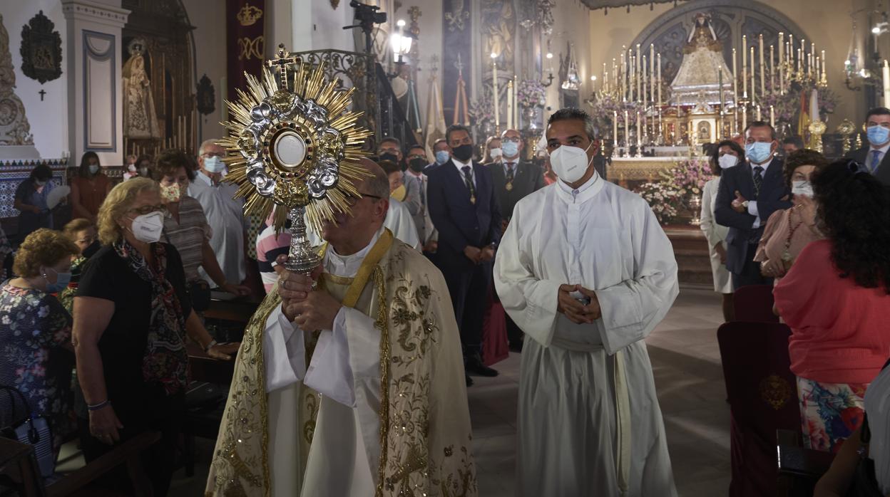 El nuevo obispo de Huelva, Santiago Gómez Sierra, durante el culto