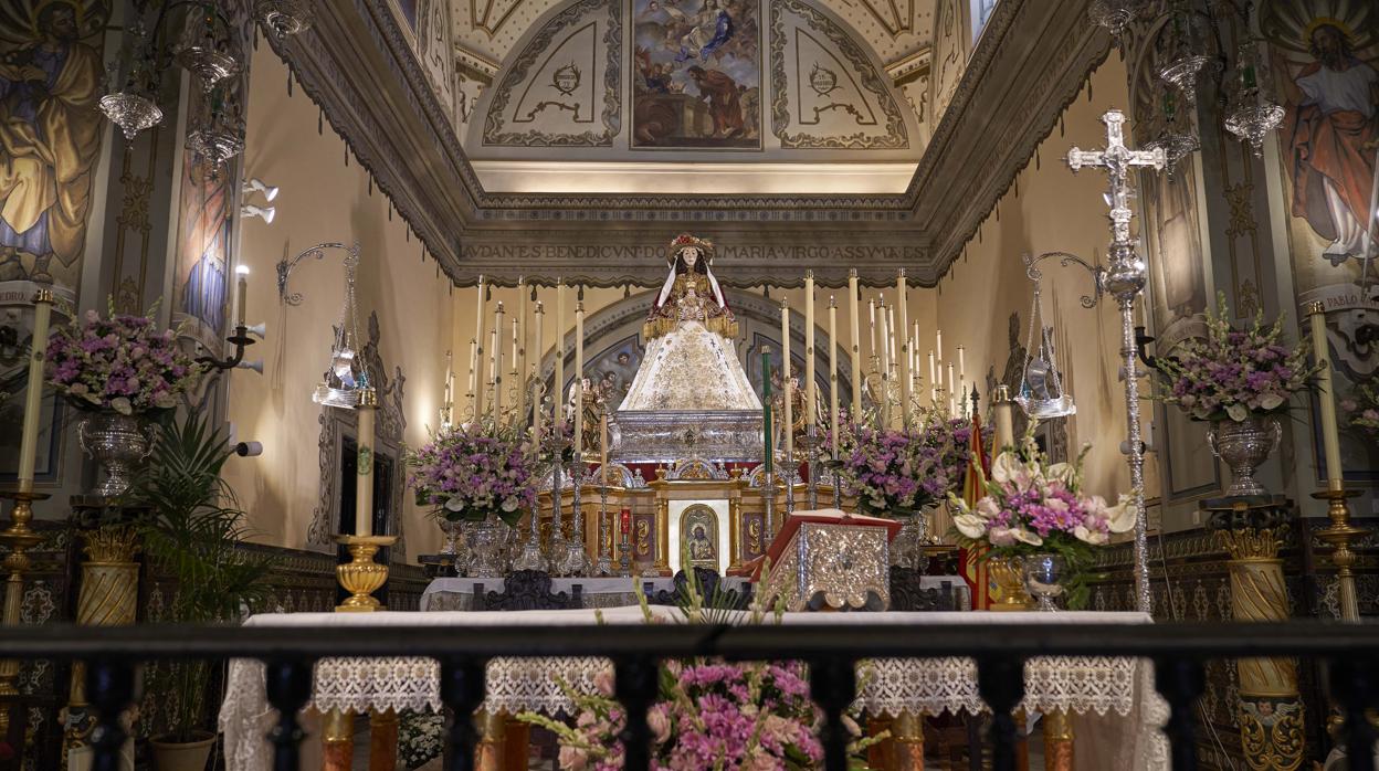 La Virgen del Rocío con sus galas de Pastora en el altar de la Parroquia de la Asunción de Almonte