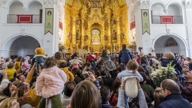 Presentación simbólica de los niños ante la Blanca Paloma en la Fiesta de la Luz