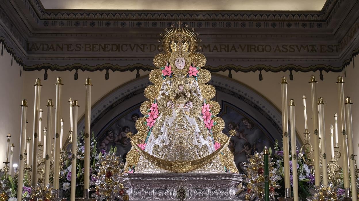 La Virgen del Rocío en su altar de la Parroquia de Ntra. Sra. de la Asunción (Almonte)